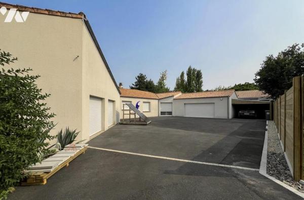 MAGNE, au calme pavillon de plain-pied de 253 m² avec piscine 