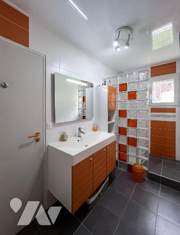 MAGNE, au calme pavillon de plain-pied de 253 m² avec piscine 