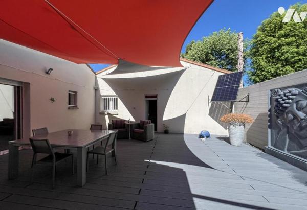 MAGNE, au calme pavillon de plain-pied de 253 m² avec piscine 