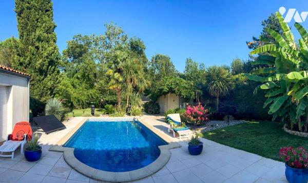 MAGNE, au calme pavillon de plain-pied de 253 m² avec piscine 