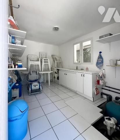 MAGNE, au calme pavillon de plain-pied de 253 m² avec piscine 