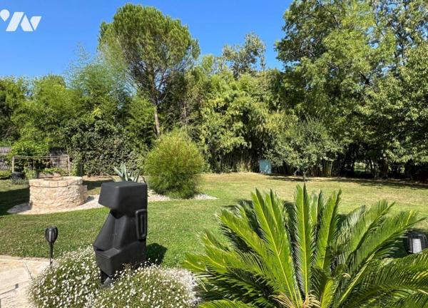 MAGNE, au calme pavillon de plain-pied de 253 m² avec piscine 