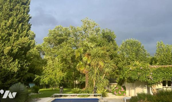 MAGNE, au calme pavillon de plain-pied de 253 m² avec piscine 