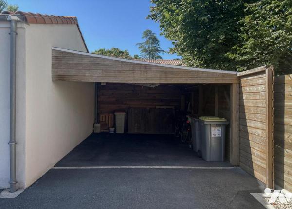 MAGNE, au calme pavillon de plain-pied de 253 m² avec piscine 