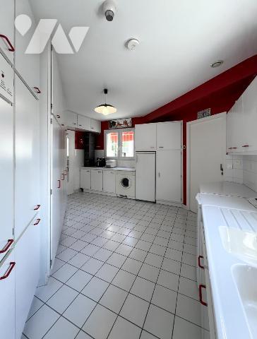 MAGNE, au calme pavillon de plain-pied de 253 m² avec piscine 