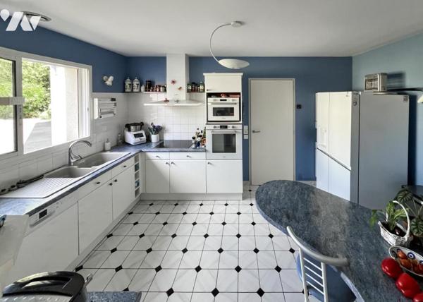 MAGNE, au calme pavillon de plain-pied de 253 m² avec piscine 