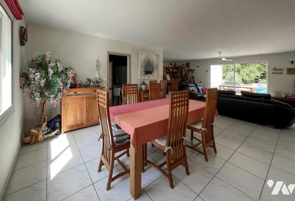 MAGNE, au calme pavillon de plain-pied de 253 m² avec piscine 