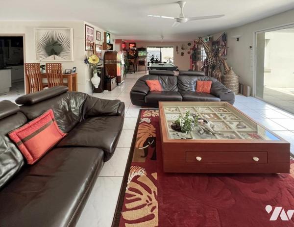 MAGNE, au calme pavillon de plain-pied de 253 m² avec piscine 