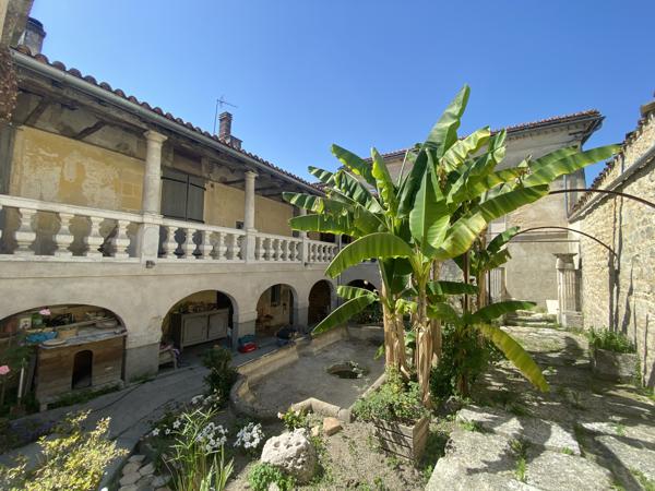 ROULLET SAINT ESTEPHE vaste ensemble immobilier composé d'une maison de maître, dépendances et local commercia