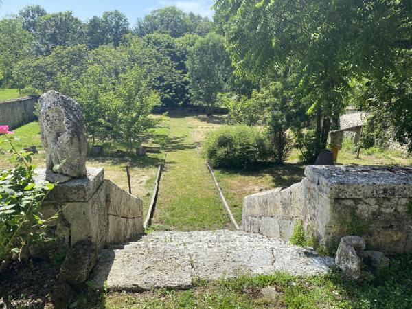 ROULLET SAINT ESTEPHE vaste ensemble immobilier composé d'une maison de maître, dépendances et local commercia