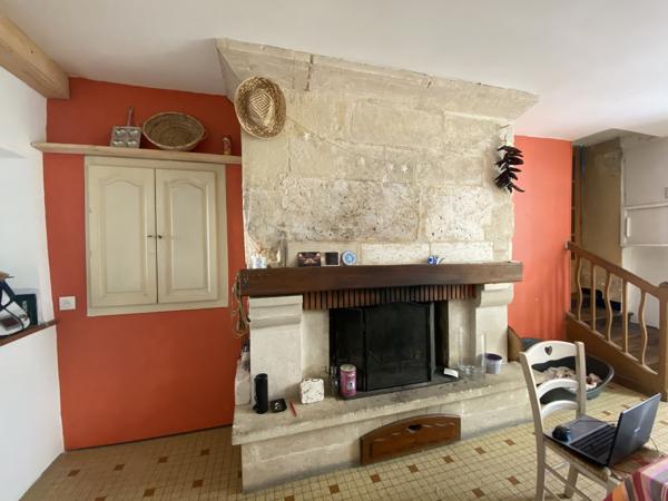 ROULLET SAINT ESTEPHE vaste ensemble immobilier composé d'une maison de maître, dépendances et local commercia