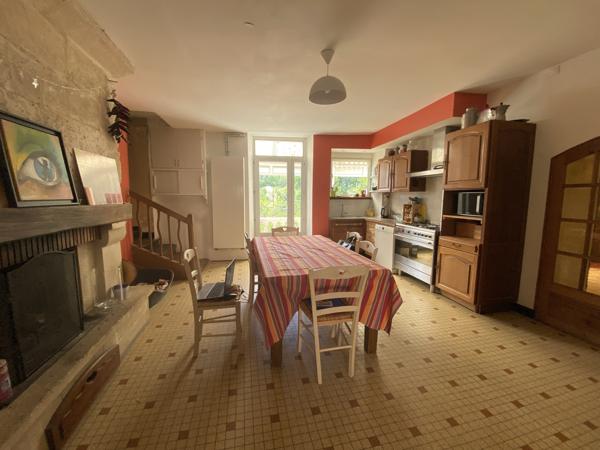 ROULLET SAINT ESTEPHE vaste ensemble immobilier composé d'une maison de maître, dépendances et local commercia