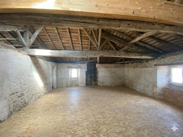 ROULLET SAINT ESTEPHE vaste ensemble immobilier composé d'une maison de maître, dépendances et local commercia