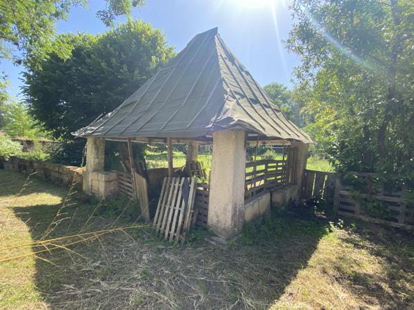 ROULLET SAINT ESTEPHE vaste ensemble immobilier composé d'une maison de maître, dépendances et local commercia