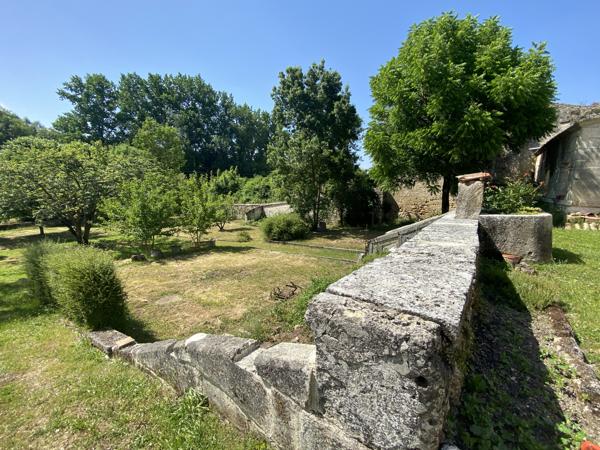 ROULLET SAINT ESTEPHE vaste ensemble immobilier composé d'une maison de maître, dépendances et local commercia