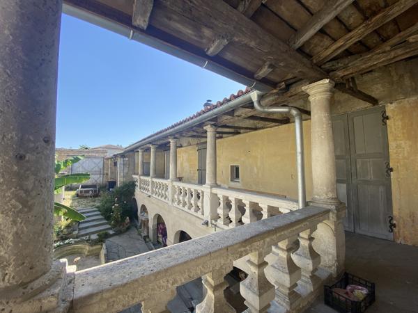 ROULLET SAINT ESTEPHE vaste ensemble immobilier composé d'une maison de maître, dépendances et local commercia