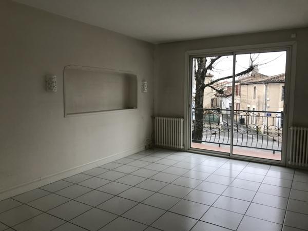 Maison de ville avec cour et place de parking (possibilité de conserver une partie professionnel et une partie