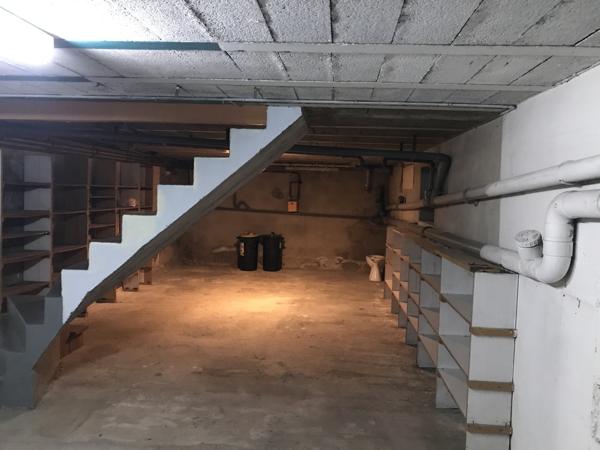 Maison de ville avec cour et place de parking (possibilité de conserver une partie professionnel et une partie