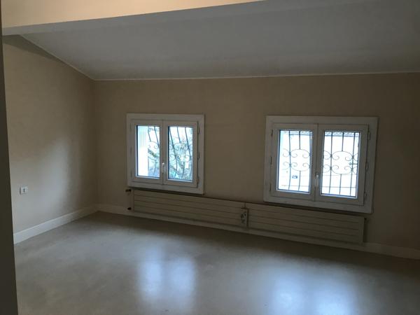 Maison de ville avec cour et place de parking (possibilité de conserver une partie professionnel et une partie