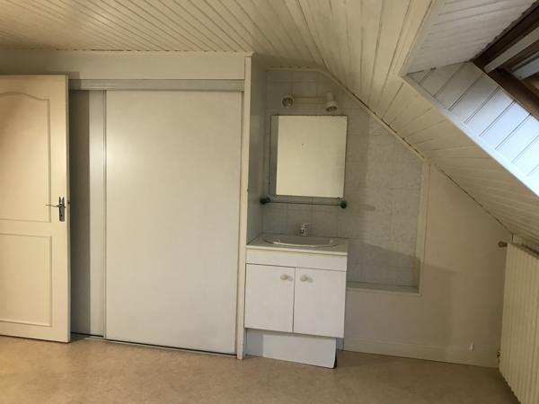 Maison de ville avec cour et place de parking (possibilité de conserver une partie professionnel et une partie