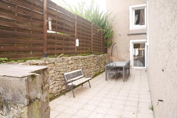 VASTE MAISON RENOVEE AVEC GARAGE ET JARDIN