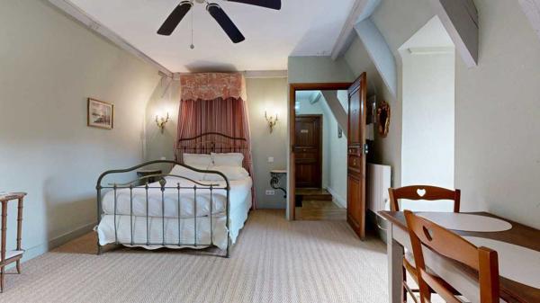 Appartement - Sarlat-la-caneda Sous les toits du centre historique, Studio de charme (26 m²) parfait pied-à-terre ou un investissement locatif au cœur de la ville. Visite virtuelle sur demande