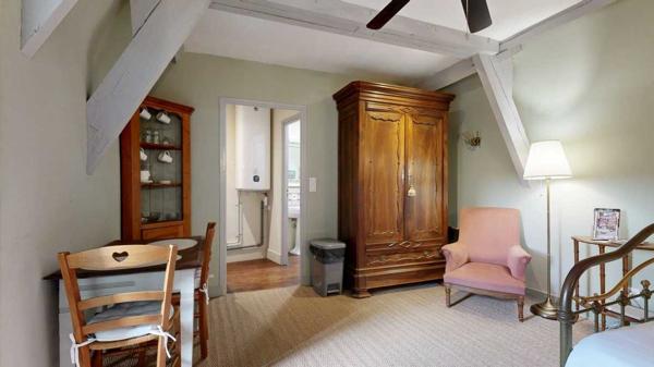 Appartement - Sarlat-la-caneda Sous les toits du centre historique, Studio de charme (26 m²) parfait pied-à-terre ou un investissement locatif au cœur de la ville. Visite virtuelle sur demande