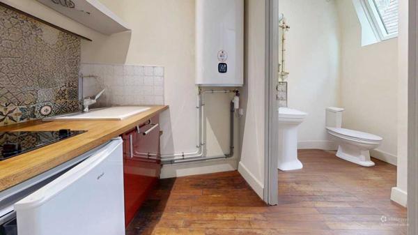 Appartement - Sarlat-la-caneda Sous les toits du centre historique, Studio de charme (26 m²) parfait pied-à-terre ou un investissement locatif au cœur de la ville. Visite virtuelle sur demande