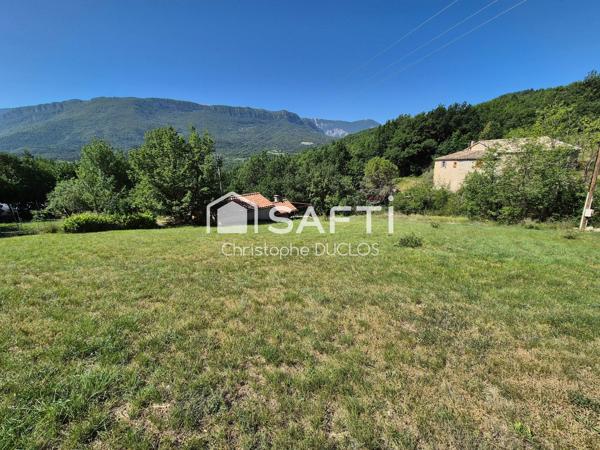 Terrain constructible avec viabilisations en bordures.
