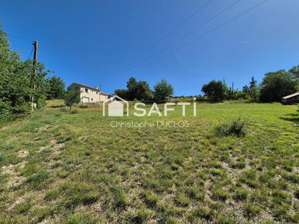 Terrain constructible avec viabilisations en bordures.