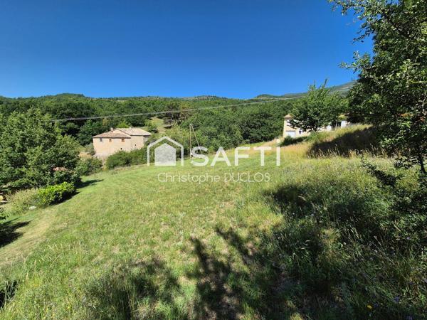 Terrain constructible avec viabilisations en bordures.