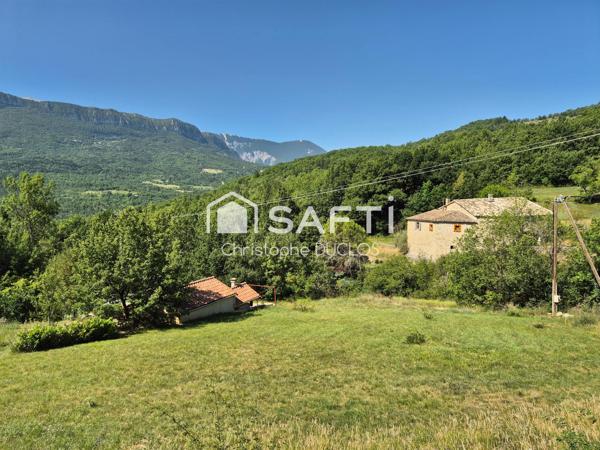 Terrain constructible avec viabilisations en bordures.