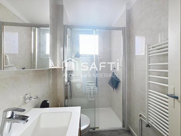 Maison dans quartier résidentiel