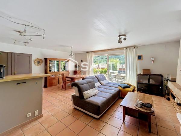 Maison 145 m² avec piscine, vue exceptionnelle et grand terrain arboré à Bevons