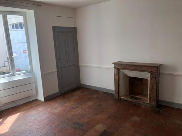 A LOUER BRISSARTHE Appt T4 en duplex de 96 m2 avec cour