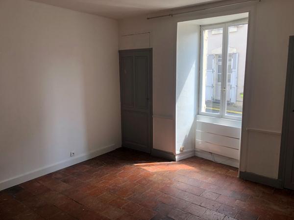 A LOUER BRISSARTHE Appt T4 en duplex de 96 m2 avec cour