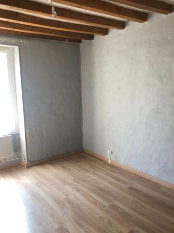A LOUER BRISSARTHE Appt T4 en duplex de 96 m2 avec cour