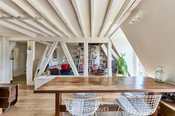 Duplex en dernier étage avec balcon – Île de la Cité