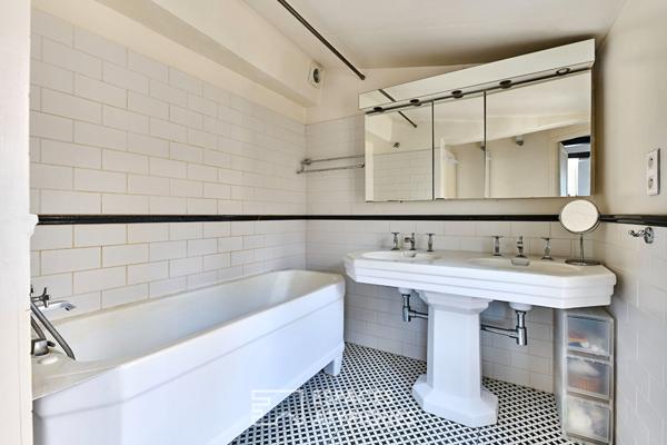 Duplex en dernier étage avec balcon – Île de la Cité