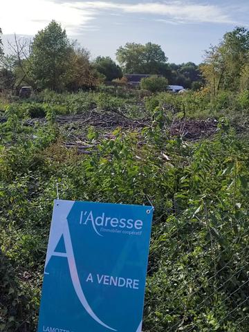 Terrain constructible de 2529 m² .