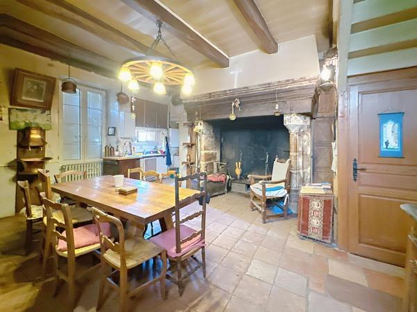 Maison de Maître du XIX siècle avec une dépendance de 3 gites , un terrain attenant constructible de 1 hectare environ