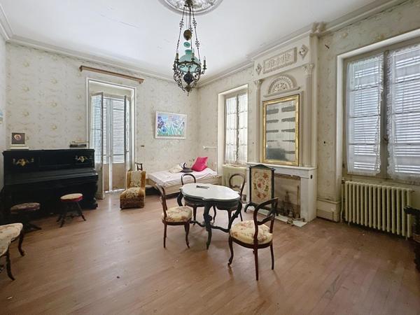 Maison de Maître du XIX siècle avec une dépendance de 3 gites , un terrain attenant constructible de 1 hectare environ