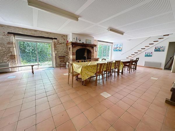 Maison de Maître du XIX siècle avec une dépendance de 3 gites , un terrain attenant constructible de 1 hectare environ