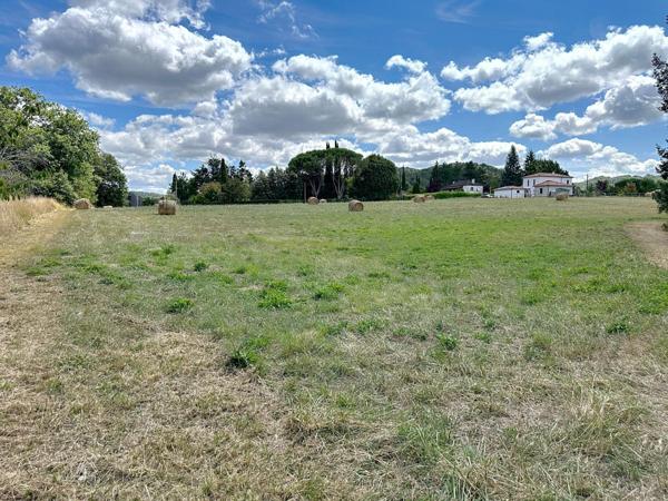 Maison de Maître du XIX siècle avec une dépendance de 3 gites , un terrain attenant constructible de 1 hectare environ