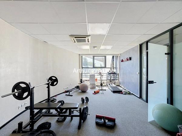 Vente                                                      Local industriel
                        
                                         2752 m2                     à Créteil