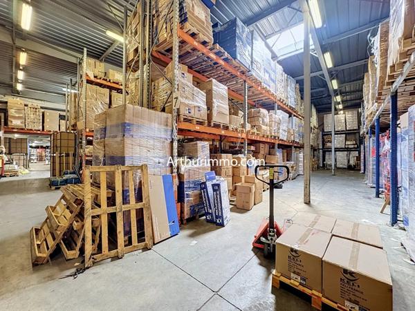 Vente                                                      Local industriel
                        
                                         2752 m2                     à Créteil