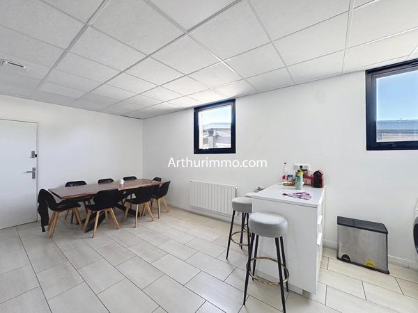 Vente                                                      Local industriel
                        
                                         2752 m2                     à Créteil
