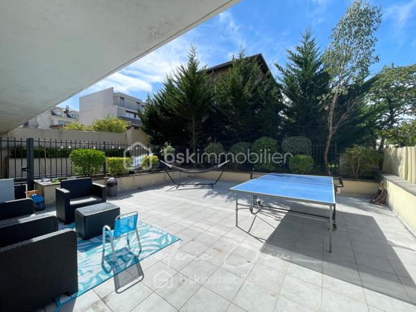 93410 - VAUJOURS - SECTEUR CENTRE VILLE ET PARC FORESTIER DE LA POUDRERIE
A 15 MIN DE LA GARE DU VERT GALANT A 5 MIN DU CENTRE VILLE
SUPERBE F2 DE 44 M² AVEC TERRASSE DE 74 M²
SEJOUR SPACIEUX DE 25 M²
A VOIR ABSOLUMENT !

Frédéric Chou vous présent ce magnifique appartement 2 pièces de 44,04 m² Carrez, seul rez-de-chaussée de la résidence, très lumineux (exposition ouest), avec une terrasse privative de 74,50 m² exceptionnelle pour un F2. Cuisine équipée, aucun travaux à prévoir — prêt à vivre !

Prestations :
🚗 Place de parking en sous-sol, accès sécurisé
🔒 Résidence récente, calme et bien entretenue
🌅 Exposition ouest → belle luminosité dès midi jusque la fin de journée
🌿 Terrasse 74,50 m² : espace rare et privatif

Transports :
🚌 Arrêt de bus (Rue du Bellay / bus locaux) : 2 minutes à pied
🚆 Gare / RER la plus proche — Vert-Galant : estimations entre 10 et 15 minutes à pied 

Ecoles :
🎒 Écoles maternelles (Jean de La Fontaine, Les Marlières…) : entre 2 et 8 minutes à pied (selon l’école exacte). 
📚 Écoles élémentaires (Paul Bert, Jules Ferry…) : 5 à 10 minutes à pied

Commerces & services :
🥖 Boulangeries, épiceries, commerces de proximité (rue de Meaux / avenue du Général de Gaulle) : la plupart à moins de 8 minutes à pied
🛍️ Supermarchés / commerces plus grands : accessibles en quelques minutes en bus ou en voiture ; centre-ville / zone commerçante municipale à proximité
🏥 Pharmacie à quelques pas de la résidence

💎 Pourquoi ce bien est unique ?
Un F2 sans travaux, avec une terrasse de 74,50 m² et une place de parking sécurisée — rare et pratique pour profiter d’un extérieur en plein cœur d’une commune calme mais bien desservie.

Taxe foncière : 685 € annuel
Charges de copro : 315 € / trimestre
DPE : C
GES : C

Ce lot fait partie d’une copropriété de 29 lots, correspondant à 9 logements, 9 caves et 11 places de stationnement.
Pas de procédure en cours.