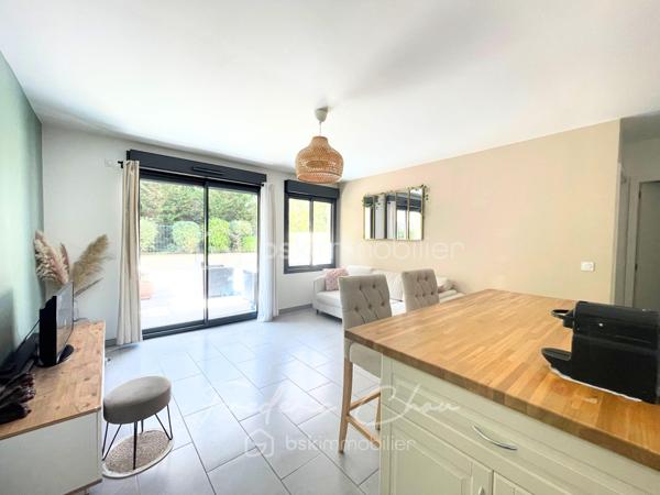 93410 - VAUJOURS - SECTEUR CENTRE VILLE ET PARC FORESTIER DE LA POUDRERIE
A 15 MIN DE LA GARE DU VERT GALANT A 5 MIN DU CENTRE VILLE
SUPERBE F2 DE 44 M² AVEC TERRASSE DE 74 M²
SEJOUR SPACIEUX DE 25 M²
A VOIR ABSOLUMENT !

Frédéric Chou vous présent ce magnifique appartement 2 pièces de 44,04 m² Carrez, seul rez-de-chaussée de la résidence, très lumineux (exposition ouest), avec une terrasse privative de 74,50 m² exceptionnelle pour un F2. Cuisine équipée, aucun travaux à prévoir — prêt à vivre !

Prestations :
🚗 Place de parking en sous-sol, accès sécurisé
🔒 Résidence récente, calme et bien entretenue
🌅 Exposition ouest → belle luminosité dès midi jusque la fin de journée
🌿 Terrasse 74,50 m² : espace rare et privatif

Transports :
🚌 Arrêt de bus (Rue du Bellay / bus locaux) : 2 minutes à pied
🚆 Gare / RER la plus proche — Vert-Galant : estimations entre 10 et 15 minutes à pied 

Ecoles :
🎒 Écoles maternelles (Jean de La Fontaine, Les Marlières…) : entre 2 et 8 minutes à pied (selon l’école exacte). 
📚 Écoles élémentaires (Paul Bert, Jules Ferry…) : 5 à 10 minutes à pied

Commerces & services :
🥖 Boulangeries, épiceries, commerces de proximité (rue de Meaux / avenue du Général de Gaulle) : la plupart à moins de 8 minutes à pied
🛍️ Supermarchés / commerces plus grands : accessibles en quelques minutes en bus ou en voiture ; centre-ville / zone commerçante municipale à proximité
🏥 Pharmacie à quelques pas de la résidence

💎 Pourquoi ce bien est unique ?
Un F2 sans travaux, avec une terrasse de 74,50 m² et une place de parking sécurisée — rare et pratique pour profiter d’un extérieur en plein cœur d’une commune calme mais bien desservie.

Taxe foncière : 685 € annuel
Charges de copro : 315 € / trimestre
DPE : C
GES : C

Ce lot fait partie d’une copropriété de 29 lots, correspondant à 9 logements, 9 caves et 11 places de stationnement.
Pas de procédure en cours.