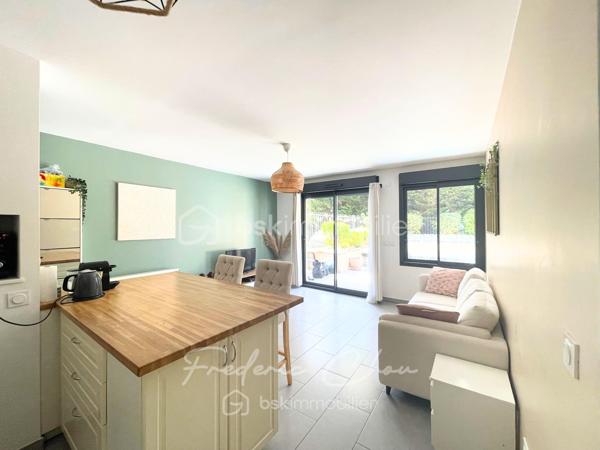 93410 - VAUJOURS - SECTEUR CENTRE VILLE ET PARC FORESTIER DE LA POUDRERIE
A 15 MIN DE LA GARE DU VERT GALANT A 5 MIN DU CENTRE VILLE
SUPERBE F2 DE 44 M² AVEC TERRASSE DE 74 M²
SEJOUR SPACIEUX DE 25 M²
A VOIR ABSOLUMENT !

Frédéric Chou vous présent ce magnifique appartement 2 pièces de 44,04 m² Carrez, seul rez-de-chaussée de la résidence, très lumineux (exposition ouest), avec une terrasse privative de 74,50 m² exceptionnelle pour un F2. Cuisine équipée, aucun travaux à prévoir — prêt à vivre !

Prestations :
🚗 Place de parking en sous-sol, accès sécurisé
🔒 Résidence récente, calme et bien entretenue
🌅 Exposition ouest → belle luminosité dès midi jusque la fin de journée
🌿 Terrasse 74,50 m² : espace rare et privatif

Transports :
🚌 Arrêt de bus (Rue du Bellay / bus locaux) : 2 minutes à pied
🚆 Gare / RER la plus proche — Vert-Galant : estimations entre 10 et 15 minutes à pied 

Ecoles :
🎒 Écoles maternelles (Jean de La Fontaine, Les Marlières…) : entre 2 et 8 minutes à pied (selon l’école exacte). 
📚 Écoles élémentaires (Paul Bert, Jules Ferry…) : 5 à 10 minutes à pied

Commerces & services :
🥖 Boulangeries, épiceries, commerces de proximité (rue de Meaux / avenue du Général de Gaulle) : la plupart à moins de 8 minutes à pied
🛍️ Supermarchés / commerces plus grands : accessibles en quelques minutes en bus ou en voiture ; centre-ville / zone commerçante municipale à proximité
🏥 Pharmacie à quelques pas de la résidence

💎 Pourquoi ce bien est unique ?
Un F2 sans travaux, avec une terrasse de 74,50 m² et une place de parking sécurisée — rare et pratique pour profiter d’un extérieur en plein cœur d’une commune calme mais bien desservie.

Taxe foncière : 685 € annuel
Charges de copro : 315 € / trimestre
DPE : C
GES : C

Ce lot fait partie d’une copropriété de 29 lots, correspondant à 9 logements, 9 caves et 11 places de stationnement.
Pas de procédure en cours.
